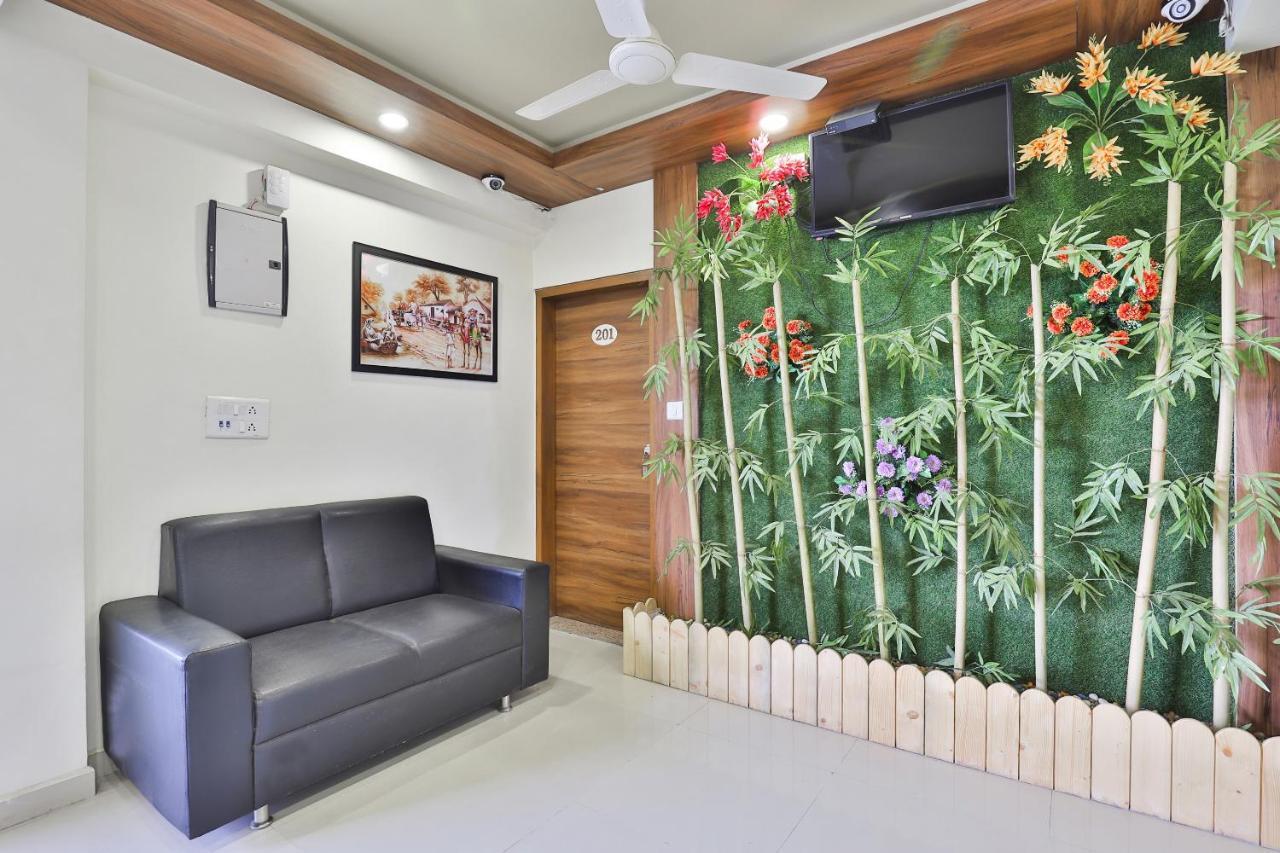 Oyo 15417 Red Rose Hotel Watuwa Екстериор снимка